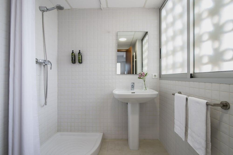 Bathroom 5, Pierre & Vacances Benidorm Levante, Alicante