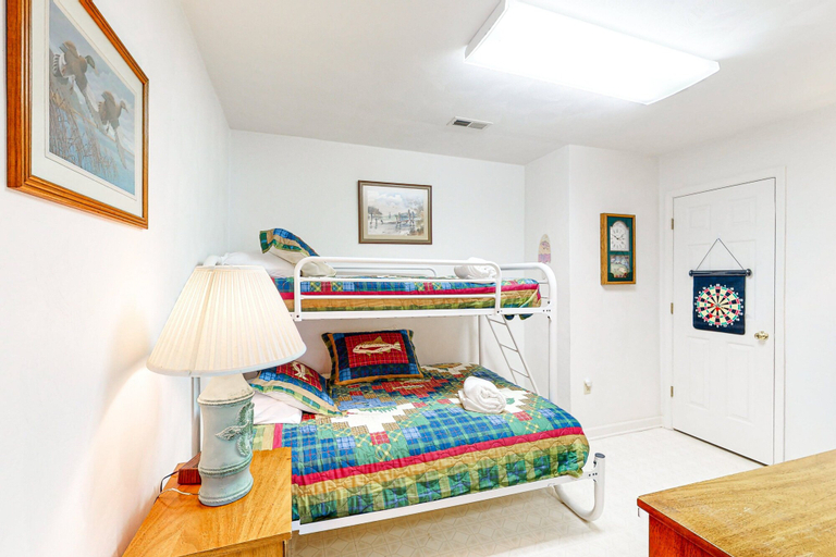 Room 4, A Kerr Home - Waterfront Home With Private Dock, Lake Views, Kayaks, Paddleboat, & Pool Table, Bedford