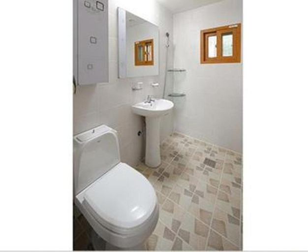 Bathroom 3, Suncheon Sagyejeol Haeoreum Hanok Pension, Suncheon