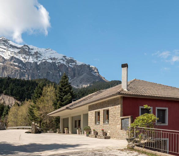 Exterior & Views