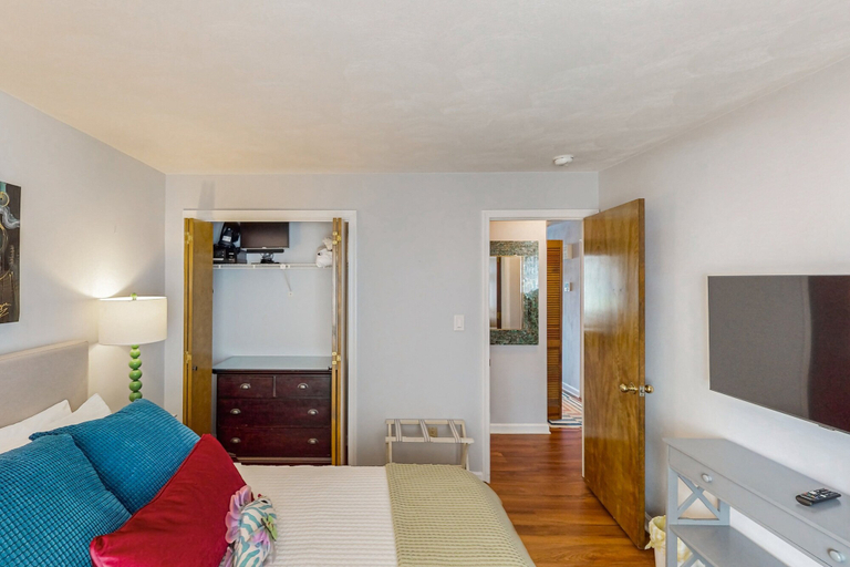 Room 4, Another Tequila Sunrise - Lakefront Condo W/breathtaking Views & Wheelchair Accessibility, Franklin