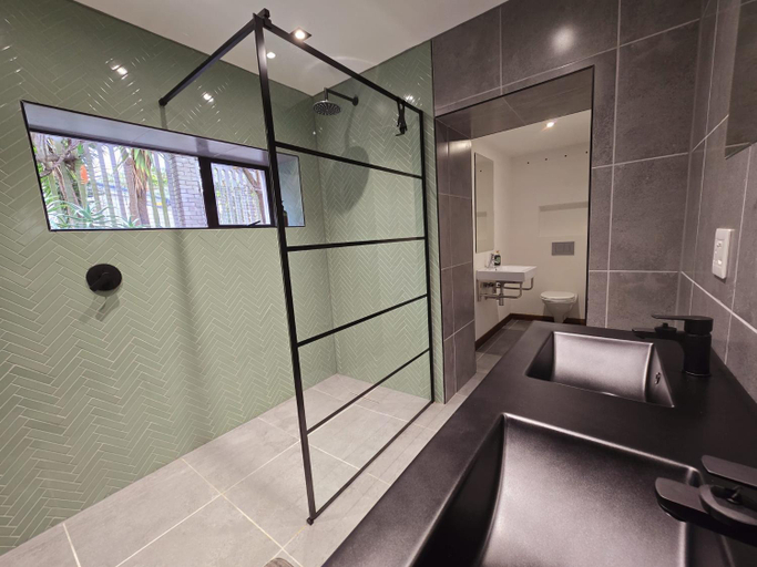 Bathroom 3, Die Regte Rede, City of Cape Town