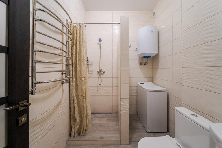Bathroom 3, Apartment Britain, L'vivs'ka