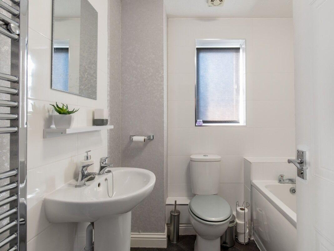 Bathroom 4, Taylor Close, Lincolnshire