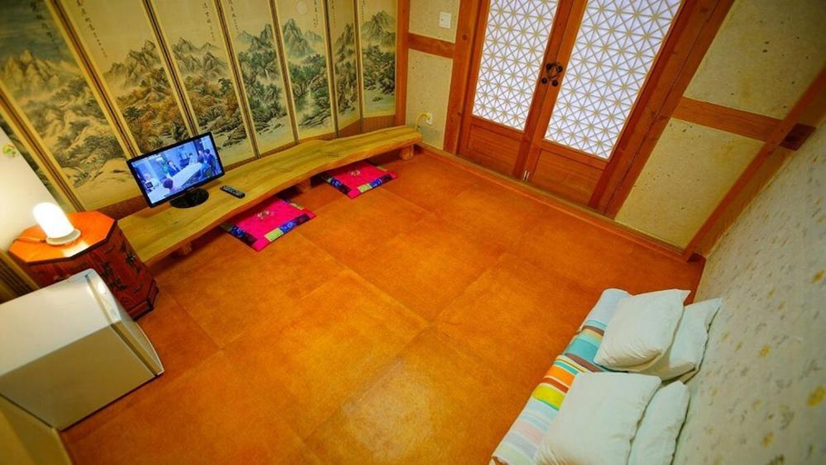 Bedroom 2, Jeonju Keumwondang Hanok Pension, Jeonju