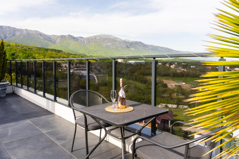 Others 3, White House Radac Peja, Istok