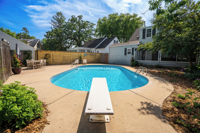 Sport & Beauty 5, Shoreline Villa, Hennepin