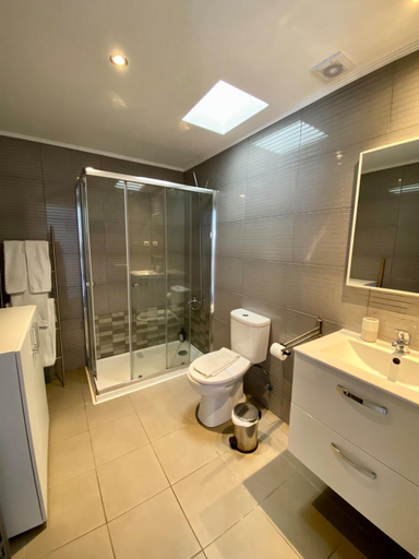 Bathroom 4, Live, Laugh, Love Beach Guest Home with AC, Vila Nova de Gaia