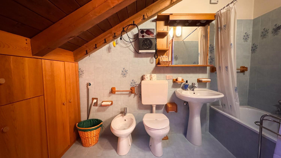 Bathroom 4, Chalet Stravedo by Ca-sa Check, Belluno