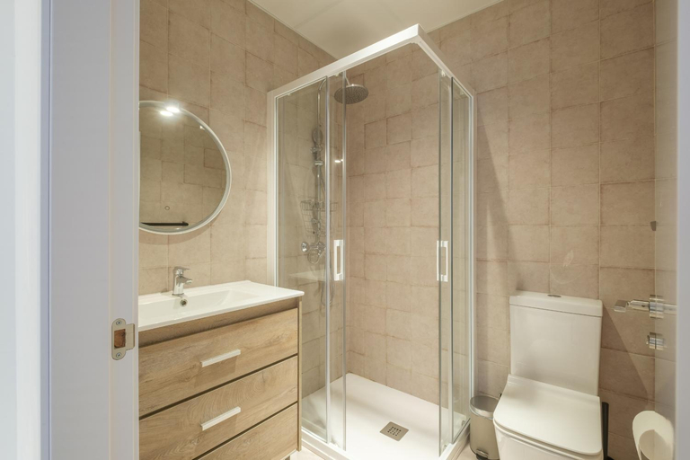 Bathroom 4, Modern Apartment close to City Centre, Valencia