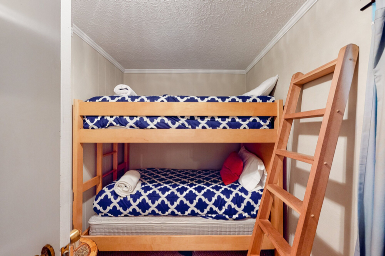Room 2, A Quiet Cove - Lakefront Home on Quiet Cove With Private Dock & Floater, Bedford