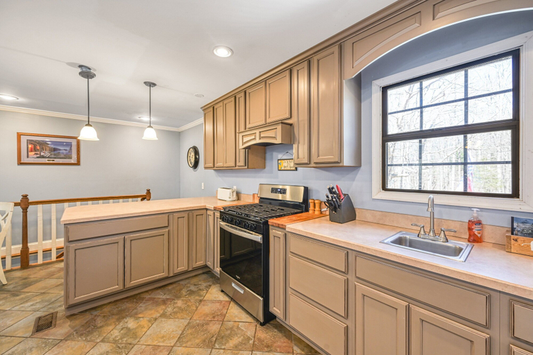Private kitchen 4, SML Ski School - Pet Friendly Lake Lodge With Waterfront Deck, Firepit, & Game Room, Bedford