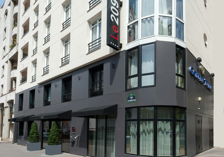Exterior & Views