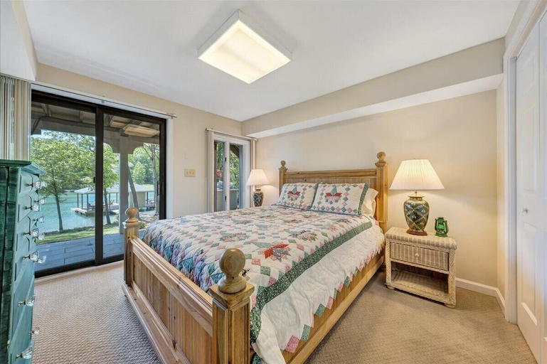 Room 5, Lake Grace - Lakefront, Private Dock & Hot Tub, Bedford