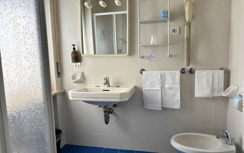 Bathroom 3, Hotel Terme, Parma