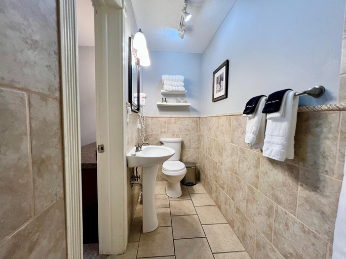 Bathroom 5, The Mount Vernon Inn, Knox
