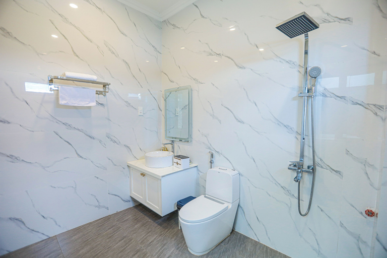 Bathroom 3, La Peace Home, Huế