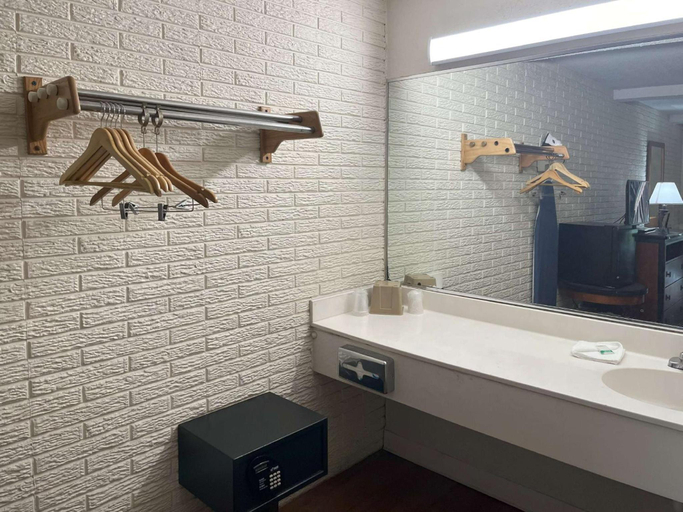 Bathroom 3, Motel 6 Summerville, SC – Charleston, Berkeley