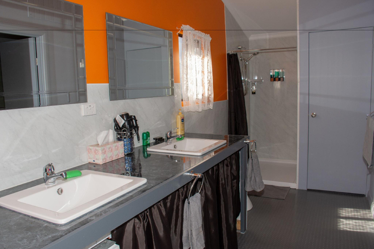 Bathroom, Chrissie's Dongara, Kimba