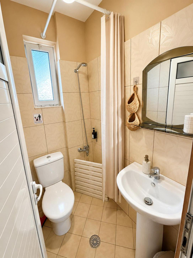 Bathroom 3, Mare, Vlorës