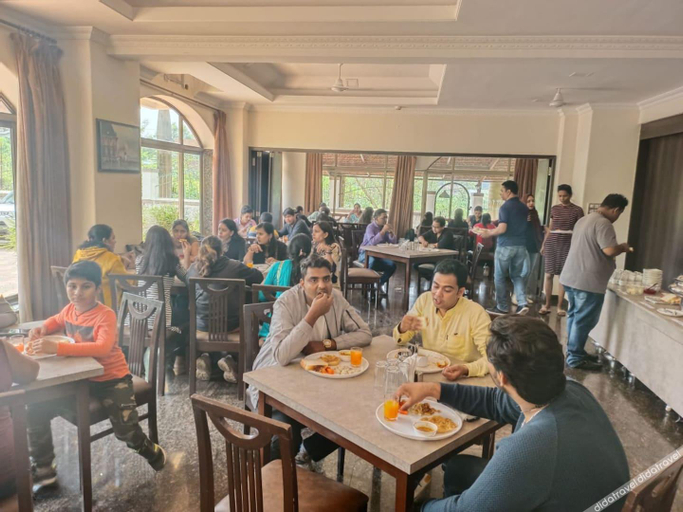 餐厅 3, Treebo Reveniir Resort With Pool, Pune