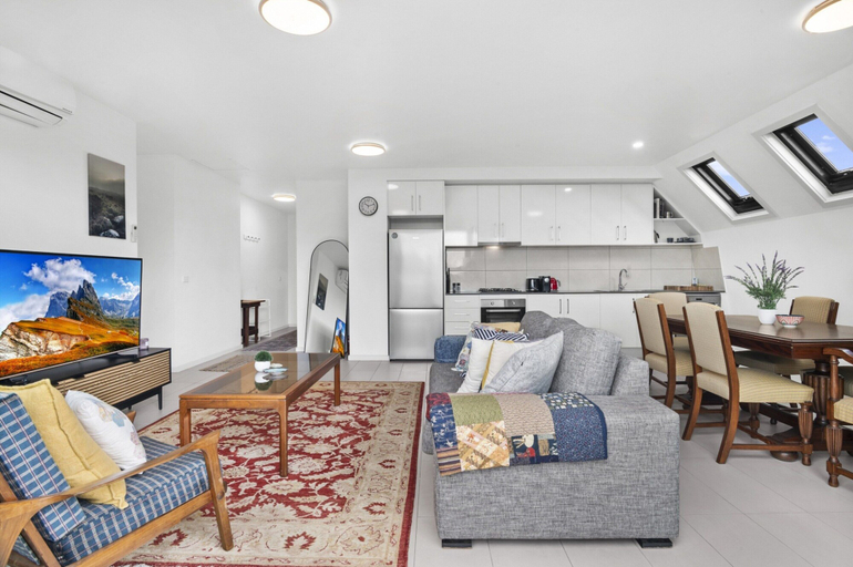 Living room 4, Comfortable 2 Bed Stay With Parking, Melbourne