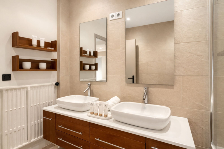 Bathroom 5, 1600 Lecourbe, Paris