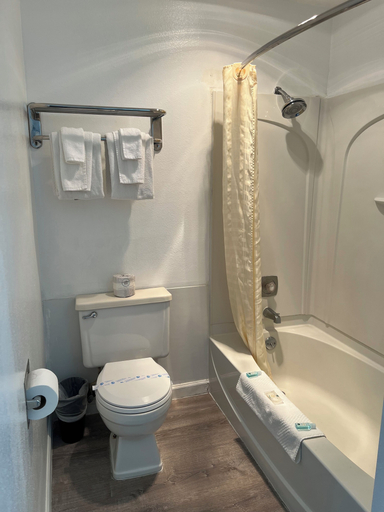 Bathroom 5, Economy Inn, Lane