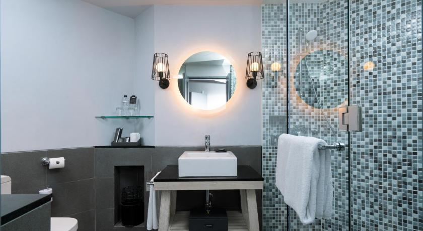 bathroom 13