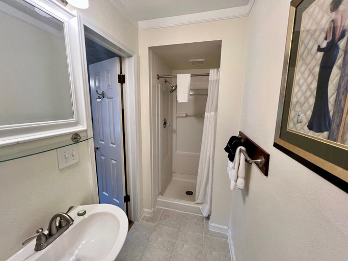Bathroom 2, The Mount Vernon Inn, Knox