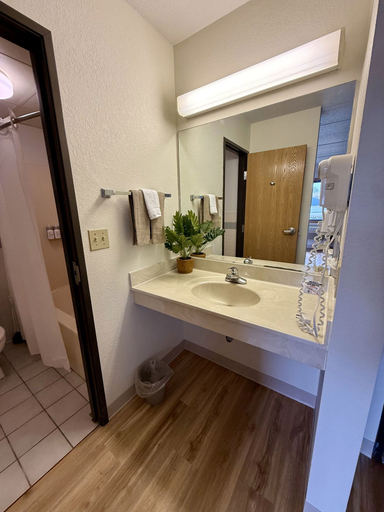 Bathroom 3, Hygge Inn & Suites, Shelby