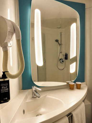 Bathroom 5, Ibis Budget Dijon Centre Clemenceau, Côte-d'Or