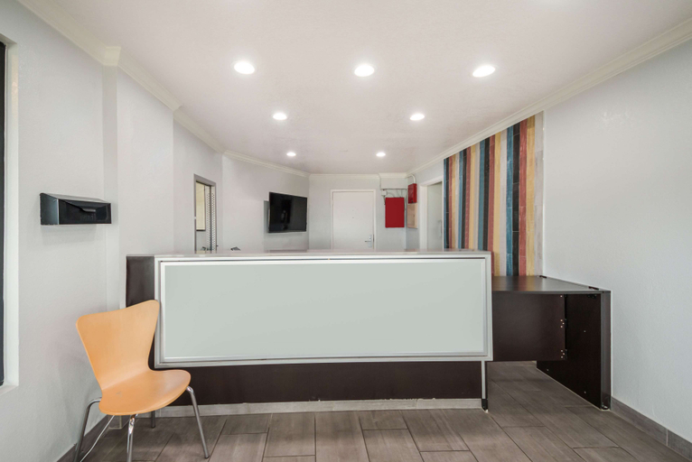 Public Area 2, Studio 6 Laredo, TX - North I-35, Webb