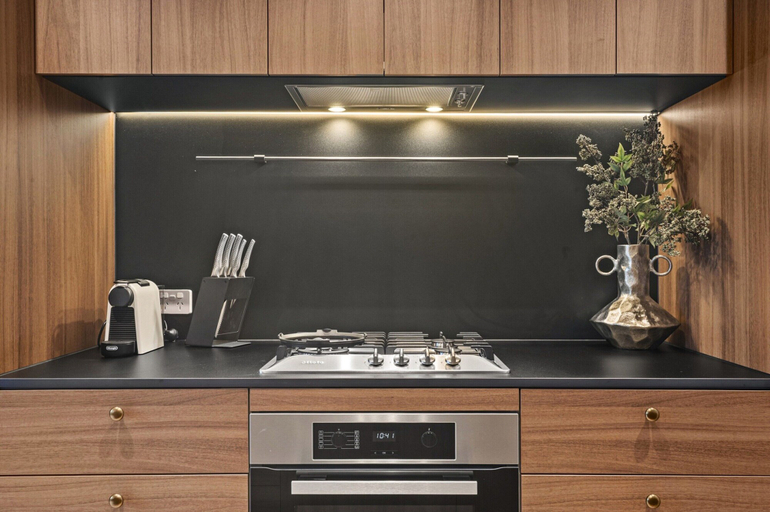 Private kitchen 5, Modern 2BR Southbank Views + Pool Gym Near Casino, Melbourne