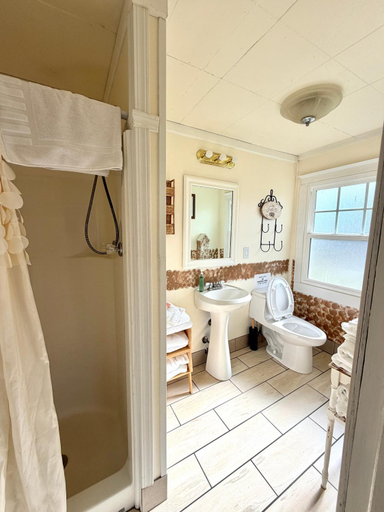 Bathroom 2, Foster Lake Inn, Linn