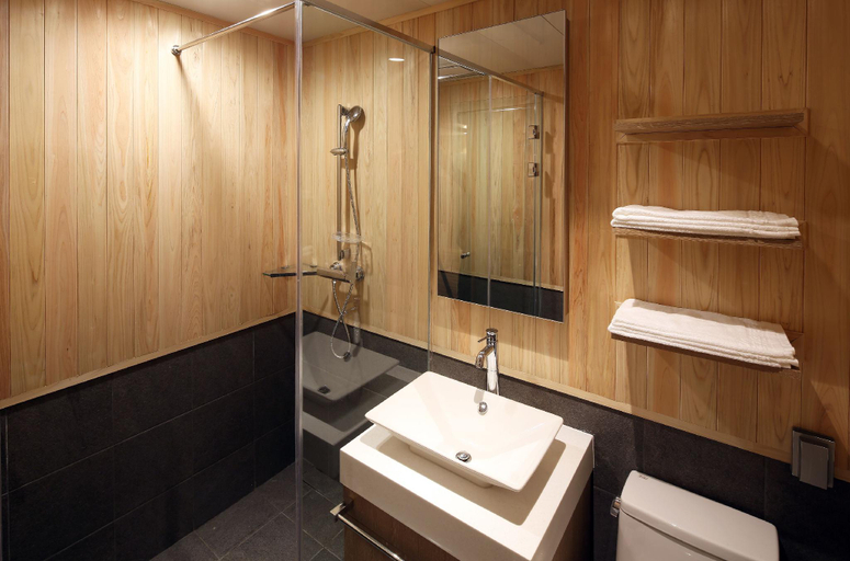 Bathroom, Dukgu Hot Spring Hotel, Uljin