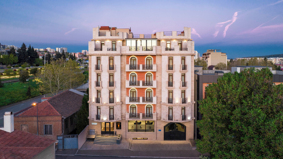 Exterior & Views