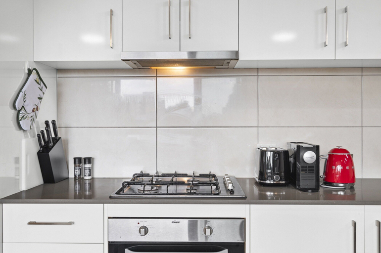 Private kitchen 2, Comfortable 2 Bed Stay With Parking, Melbourne