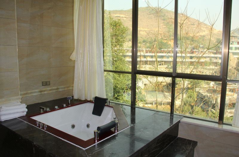 Bathroom 3, Longmen Shuidu Yangxin Valley Hot Spring Hotel, Nanning