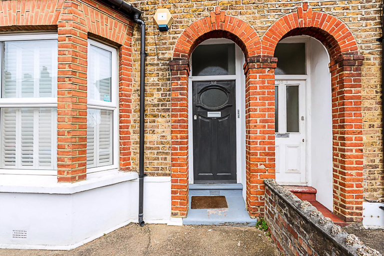Exterior & Views 2, Modern and Spacious Colliers Wood Home, London