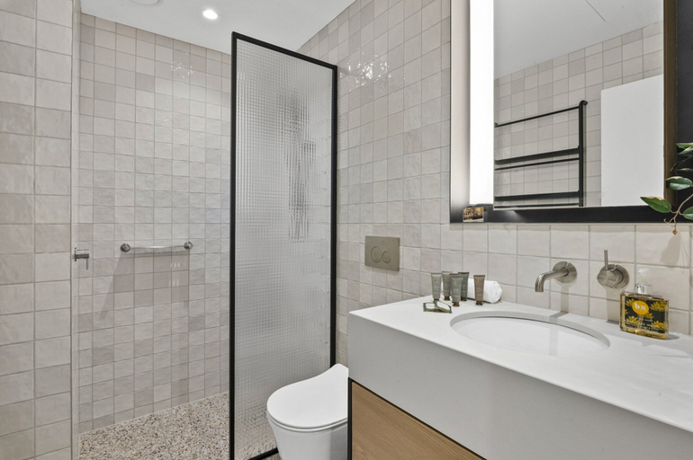 Bathroom, 1BR Apt Pool, Gym Near Casino & Southbank Dinning, Melbourne