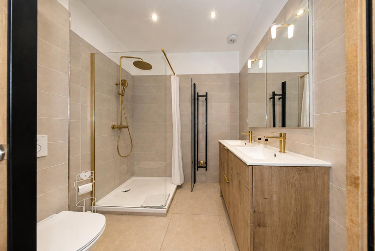 Bathroom 3, HDG Hotel Gare de L'Isle Adam Appart's Hotel, Val-d'Oise