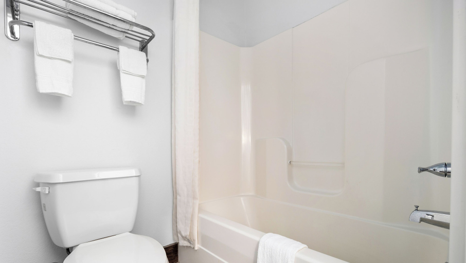 Bathroom 4, Belmont Inn and Suites, Rusk