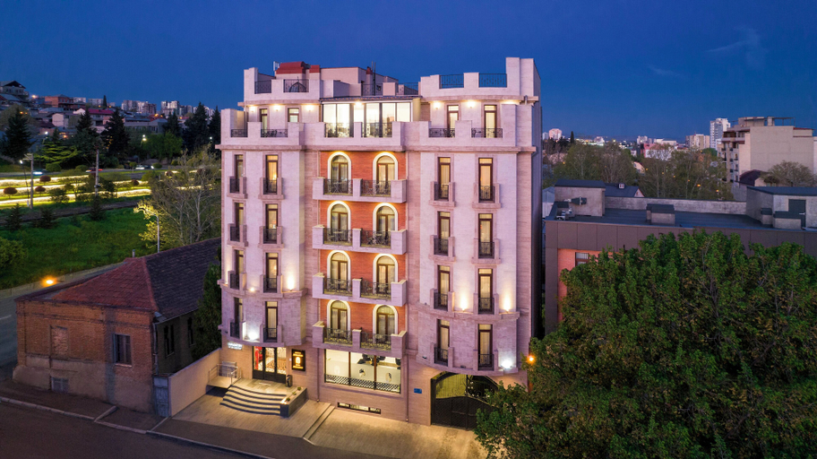 Exterior & Views