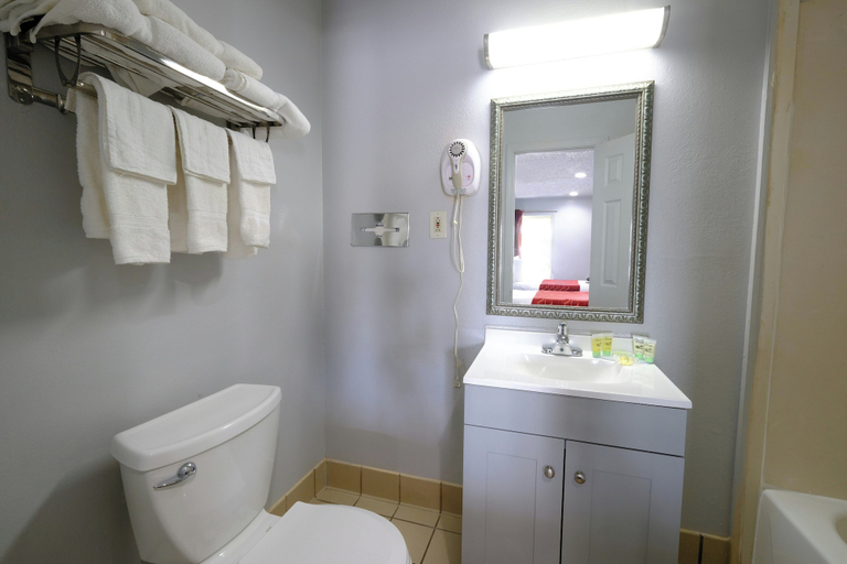 Bathroom 4, M star Hotel Searcy, White