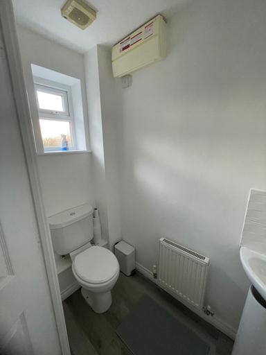 Bathroom 5, 3-bed-sleeps 5 With Garden and Parking, Northamptonshire