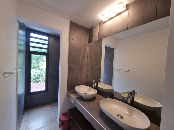 Bathroom 3, Marina Hotel Ambatoloaka, Diana