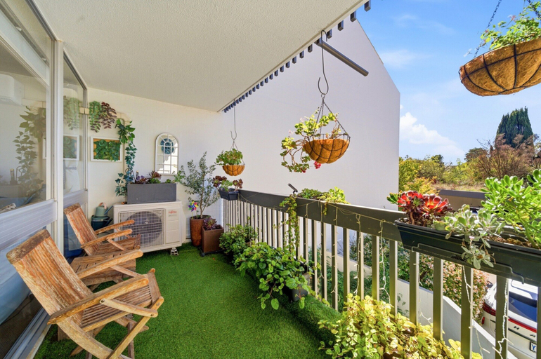 Balcony 4, Airy & Arty 2-bed Old Kingston Foreshore, Canberra