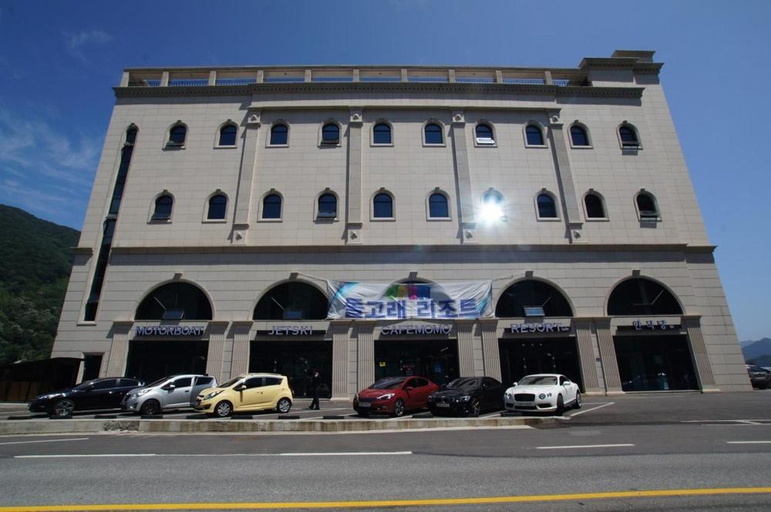 Exterior & Views