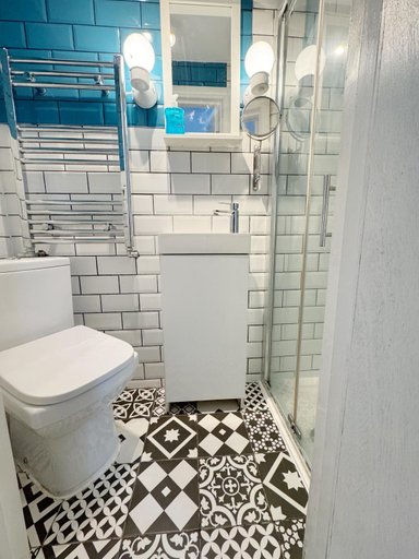 Bathroom 3, Plaza Hotel, London